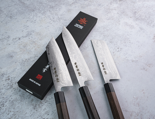 Japoński nóż Bunka Zen-Bokashi Kanetsune 17 cm, stal Aogami 2, na marmurowym tle.