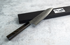 Japoński nóż Santoku Sakai Takayuki Ginga na kamiennej powierzchni.