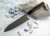 Nóż Santoku Sakai Takayuki Ginga na tle lnianej tkaniny