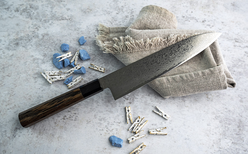 Nóż Gyuto Sakai Takayuki Ginga na lnianej serwetce, elegancja samurajów.