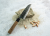Japoński nóż Santoku Sakai Takayuki Iron Kurouchi na piasku