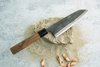 Japoński nóż Santoku Sakai Takayuki Iron Kurouchi na kamieniu