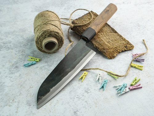 Japoński nóż Santoku Sakai Takayuki Iron Kurouchi, stal Aogami 2, twardość 63, elegancja samurajów