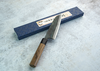 Japoński nóż Santoku 17 cm Sakai Takayuki Iron Kurouchi na tle pudełka