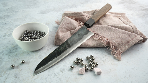 Japoński nóż Gyuto Sakai Takayuki Iron Kurouchi na tle lnianej serwetki