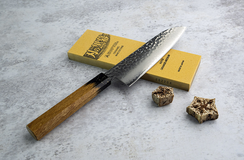 Japoński nóż Santoku Urushi Sakai Takayuki na kamieniu szlifierskim