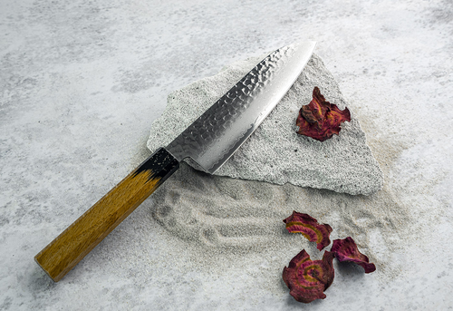 Nóż Santoku Sakai Takayuki Urushi 17 cm na kamieniu.
