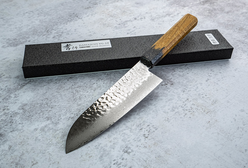 Japoński nóż Santoku 17 cm Sakai Takayuki Urushi Kokushin na kamiennej powierzchni.