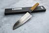 Japoński nóż Santoku 17 cm Sakai Takayuki Urushi Kokushin na kamiennej powierzchni.