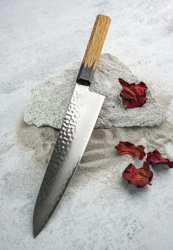 Urushi Sakai Takayuki Gyutoh 21 cm - japoński nóż VG-10 na kamieniu z płatkami kwiatów.