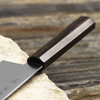 Nóż Santoku Kanetsune Ichizu VG-10 na kamiennej powierzchni