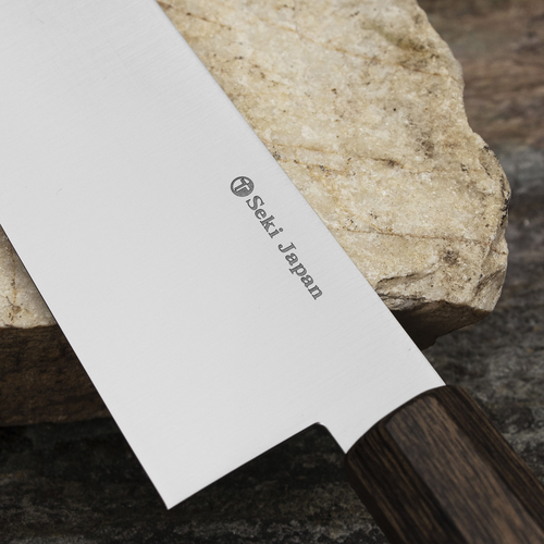 Japoński nóż Kiritsuke Kanetsune Ichizu VG-10 na kamieniu