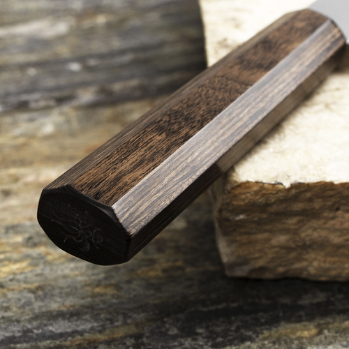 Nóż Kiritsuke Kanetsune Ichizu na kamiennej powierzchni, drewniana rękojeść.