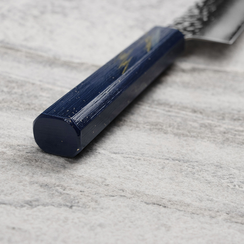 Japoński nóż Gyuto 21 cm Sakai Takayuki Urushi na kamiennej powierzchni.