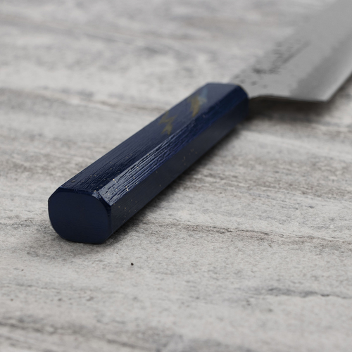 Japoński nóż kucharza Urushi Sakai Takayuki Gyutoh 24 cm na kamiennej powierzchni
