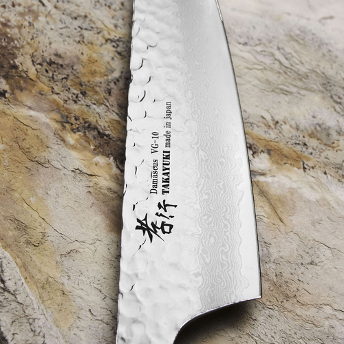 Japoński nóż Kengata Urushi Sakai Takayuki na tle kamiennego blatu, stal VG-10.