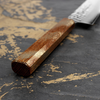 Gyutoh 21 cm Urushi Sakai Takayuki - nóż japoński na tle czarnego kamienia.