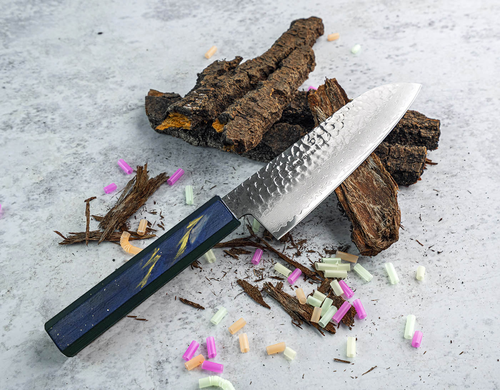 Japoński nóż Santoku Sakai Takayuki Urushi Saiseki, 17 cm, stal VG-10, na tle drewna i kolorowych elementów.