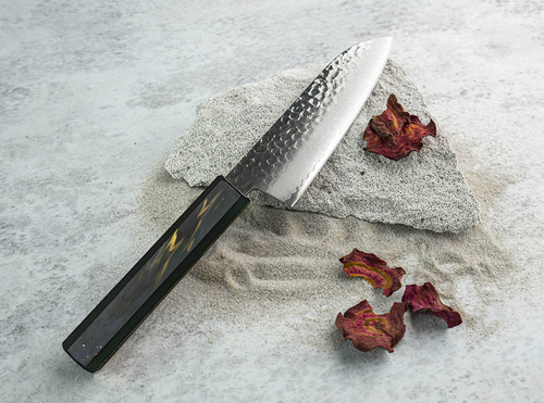 Japoński nóż Santoku Urushi Sakai Takayuki na tle kamienia i suszonych kwiatów