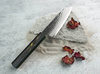 Japoński nóż Santoku Urushi Sakai Takayuki na tle kamienia i suszonych kwiatów