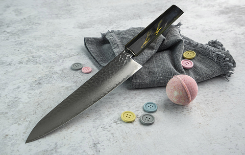 Sakai Takayuki Gyuto - japoński nóż Urushi Saiu na tle szarej tkaniny