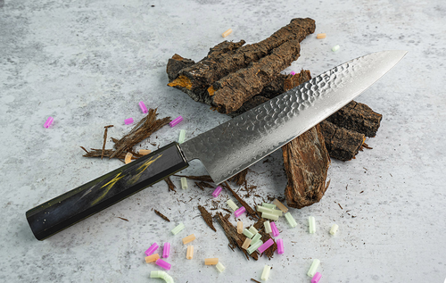 Japoński nóż Gyuto Sakai Takayuki Urushi, stal VG-10, na tle kory i kolorowych elementów.