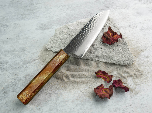 Japoński nóż Santoku Sakai Takayuki Urushi na kamieniu, 33-warstwowa stal VG-10.