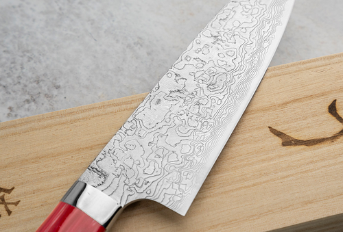 Nóż Santoku Takeshi Saji Red Turquoise, stal R2, na drewnianej desce