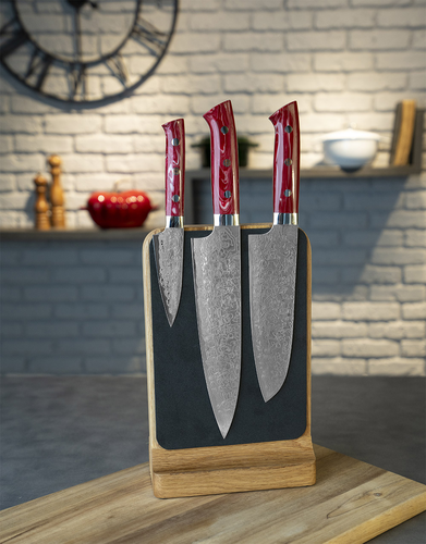 Ręcznie kuty nóż Takeshi Saji Red Turquoise Gyuto 24 cm na drewnianym stojaku.