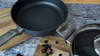 Diamond Lite PRO WOLL - Patelnia grillowa z powłoką tytanowo-diamentową na drewnianej desce.