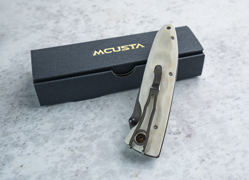 Japoński nóż Mcusta Classic Wave Corian Damascus na tle pudełka