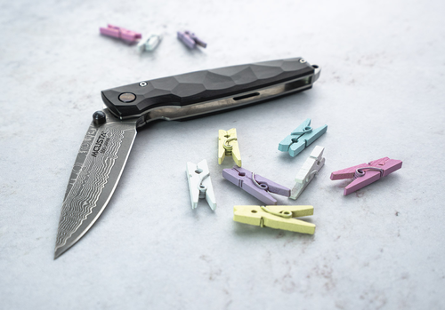 Japoński nóż Mcusta Shinra Emotion 2 Black Pakka Damascus z kolorowymi klamerkami