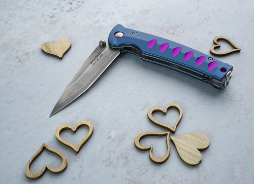Katana Blue-Purple Mcusta VG-10, składany nóż japoński na tle serc.