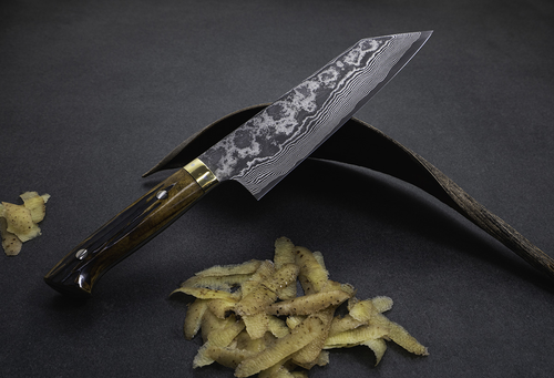 Mistrzowski nóż Nakiri 17 cm Takeshi Saji YBB VG-10 na ciemnym tle.
