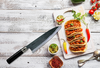 Kurouchi Tosa Haiku Gyuto 21 cm – japoński nóż kucharza na drewnianej desce z tacos.