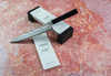 Japoński nóż Kiritsuke Kanetsune Namishibuki 21 cm na tle ostrzałek