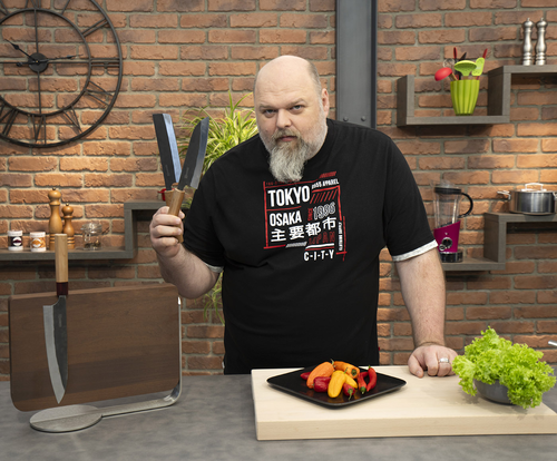 Tradycyjny nóż kucharza Kasumi Black Hammer na tle kuchennym