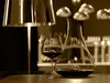 Zwiesel GLAS Air Sense kieliszki do wina 63,1 cl na drewnianym stole.