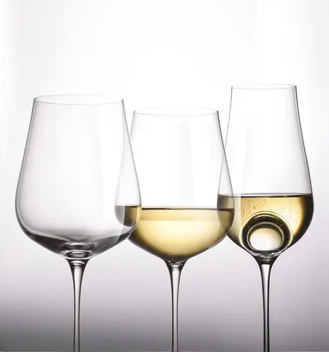 Dwa kieliszki Chardonnay Air Sense Zwiesel GLAS na eleganckim tle.