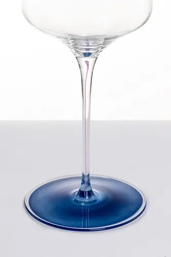 Kieliszek do wina Ink Zwiesel GLAS, granatowy, ręcznie dmuchane szkło, 63,8 cl.