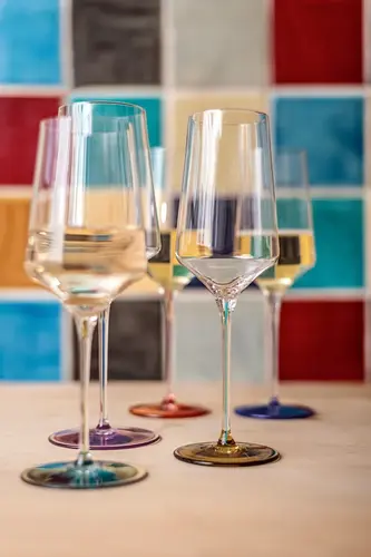 Kieliszek do wina Ink Zwiesel GLAS, oliwkowy odcień, ręcznie dmuchane szkło 63,8 cl.