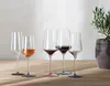 Kieliszek do szampana Zwiesel GLAS Ink, szmaragdowy, 40 cl, na drewnianym stole.
