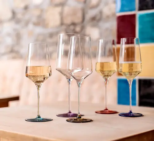 Ręcznie tworzone kieliszki Zwiesel GLAS Ink na tle kolorowych kafli