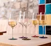 Kieliszek do wina Ink Zwiesel GLAS, szmaragdowy, 40,7 cl, na tle kolorowej ściany.