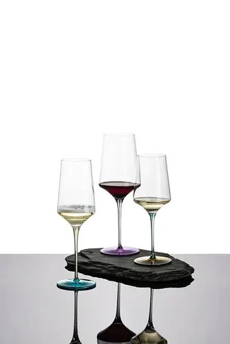 Kieliszek do białego wina Ink Zwiesel GLAS, oliwkowy odcień, pojemność 40,7 cl