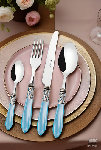 Sztućce Bugatti Aladdin Old Silver w błękicie na eleganckim stole
