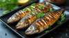 Żeliwna płyta Skeppshult Original z grillowaną rybą, idealna do smażenia i grillowania.