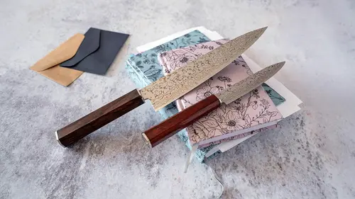 Japoński nóż Santoku Ryoma Rainbow Haiku z 67-warstwowej stali.