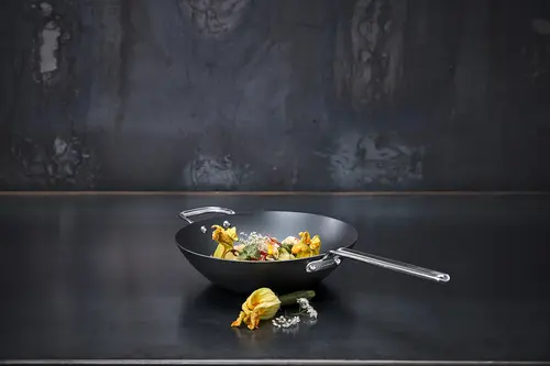 Wok Scanpan Black Iron z czarnej stali węglowej, Ø 30 cm, pełen kolorowych warzyw.