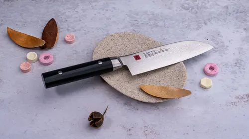 Unikatowy japoński nóż Santoku Kasumi Masterpiece na kamieniu